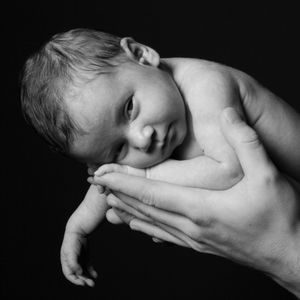 Nyfødt i hænder